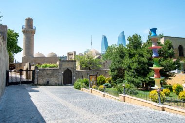 Bakü, Azerbaycan - 29 Nisan 2020: Bakü, Azerbaycan 'daki Icheri Sheher (Eski Şehir) caddesi. Bakü 'nün tarihi merkezi Icheri Sheher' dir.. 