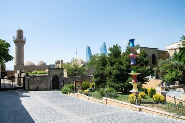 Bakü, Azerbaycan - 29 Nisan 2020: Bakü, Azerbaycan 'daki Icheri Sheher (Eski Şehir) caddesi. Bakü 'nün tarihi merkezi Icheri Sheher' dir.. 