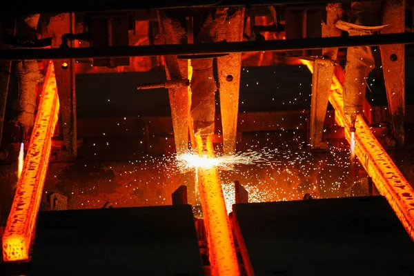 Stahlbarren Beim Brennschneiden Einem Hüttenwerk Metallurgische Produktion Schwerindustrie Maschinenbau Stahlerzeugung — Stockfoto