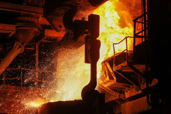 电炉中的钢铁生产 钢水的火花 电弧炉车间Eaf 冶金生产 重工业 — 图库照片