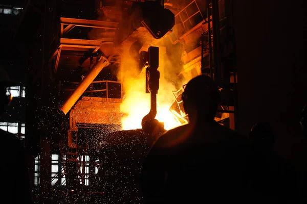 Elektrikli fırınlarda çelik üretimi. Erimiş çelikten kıvılcımlar. Elektrikli ark fırını EAF. Metalurjik üretim, ağır sanayi, mühendislik, çelik yapımı.