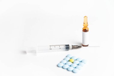 Coronavirus 2019-nCoV salgını. Beyaz bir arka planda haplar ve şırıngalar