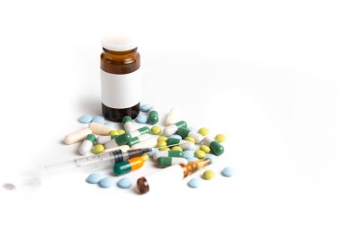 Coronavirus 2019-nCoV salgını. Hap ve ilaç, hastalık sırasında bakım. Beyaz izole arkaplan.