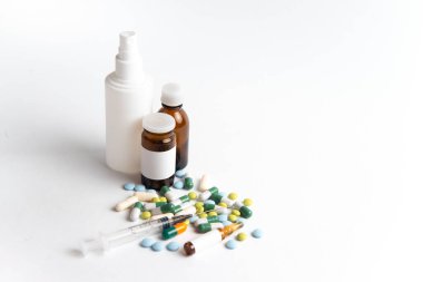 Coronavirus 2019-nCoV salgını. Hap ve ilaç, hastalık sırasında bakım. Beyaz izole arkaplan.