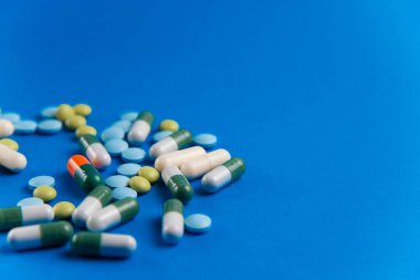 Coronavirus 2019-nCoV salgını. Hap ve ilaç, hastalık sırasında bakım. Mavi arkaplan.