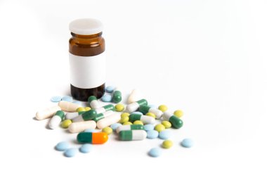 Coronavirus 2019-nCoV salgını. Hap ve ilaç, hastalık sırasında bakım. Beyaz izole arkaplan.