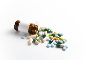 Coronavirus 2019-nCoV salgını. Hap ve ilaç, hastalık sırasında bakım. Beyaz izole arkaplan.