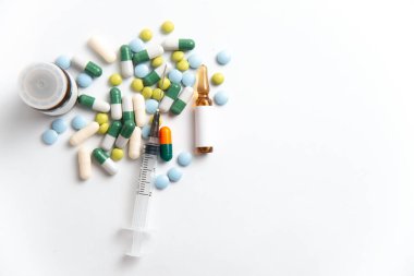 Coronavirus 2019-nCoV salgını. Beyaz bir arka planda haplar ve şırıngalar