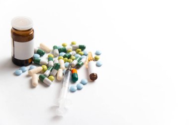 Coronavirus 2019-nCoV salgını. Beyaz bir arka planda haplar ve şırıngalar