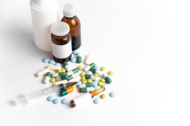 Coronavirus 2019-nCoV salgını. Beyaz bir arka planda haplar ve şırıngalar