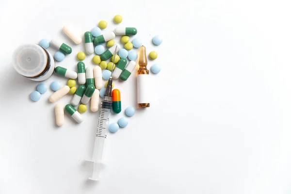 Coronavirus 2019-nCoV salgını. Beyaz bir arka planda haplar ve şırıngalar