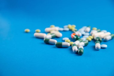 Coronavirus 2019-nCoV salgını. Hap ve ilaç, hastalık sırasında bakım. Mavi arkaplan.