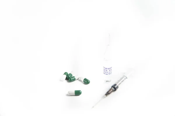 Coronavirus 2019 Ncov Ausbruch Pillen Und Spritze Auf Weißem Isoliertem — Stockfoto