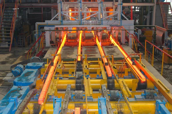 溶湯鋼鋳造後の赤熱鋼金属ビレット 連続鋳造機 冶金産業の背景 ストックフォト