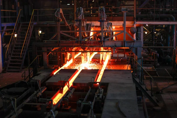 溶湯鋼鋳造後の赤熱鋼金属ビレット 連続鋳造機 冶金産業の背景 ロイヤリティフリーのストック写真