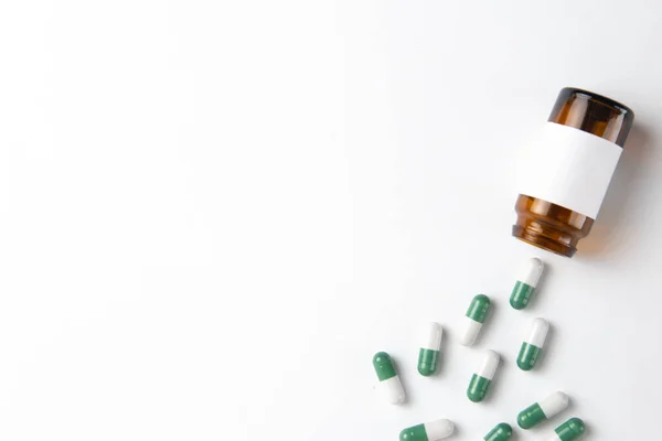 Coronavirus 2019-nCoV salgını. Hap ve ilaç, hastalık sırasında bakım. İzole edilmiş beyaz arka planda cam kaplı uyuşturucular.