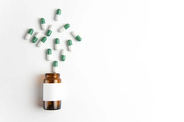 Coronavirus 2019-nCoV salgını. Hap ve ilaç, hastalık sırasında bakım. İzole edilmiş beyaz arka planda cam kaplı uyuşturucular.