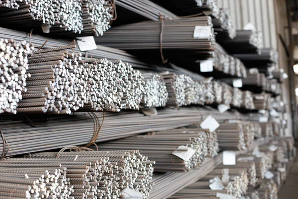 Metalurji fabrikasının deposunda armatür inşa ediyoruz. Armatür inşa etmeye yakın çekim.