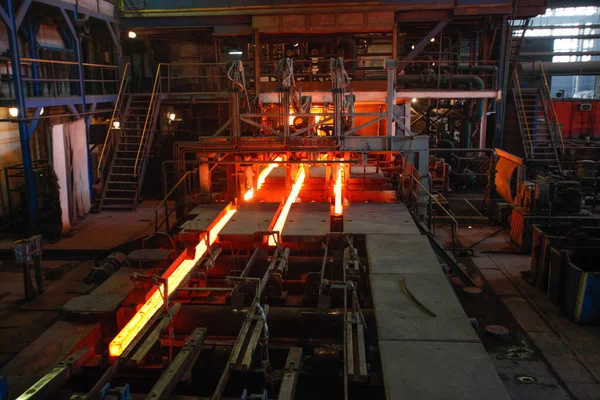 Rood Hete Stalen Metalen Knuppels Gesmolten Stalen Gieten Kettinggietmachine Achtergrond — Stockfoto