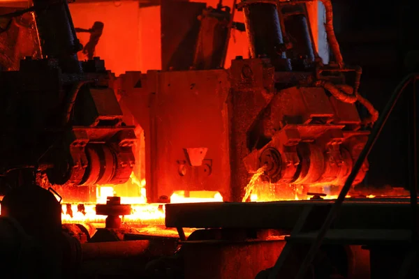 溶湯鋼鋳造後の赤熱鋼金属ビレット 連続鋳造機 冶金産業の背景 ロイヤリティフリーのストック画像