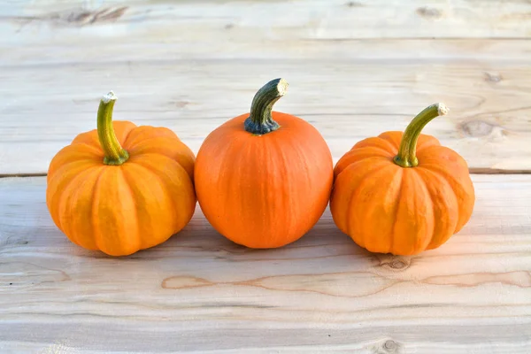 Drie Pompoenen Houten Achtergrond — Stockfoto