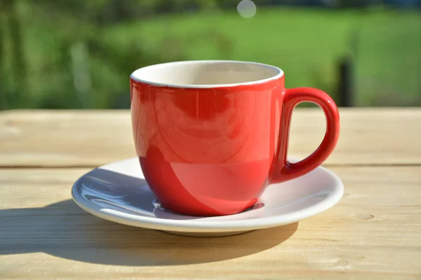 Kaffee Rote Tasse Auf Holztisch Garten — Stockfoto
