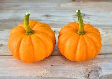 Ahşap arka plan üzerinde küçük pumpkins iki Jack olmak