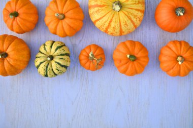 Çeşitli kabaklar ve squashes ahşap arka plan üzerinde