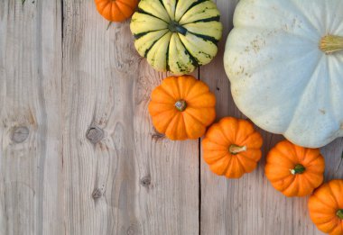 Çeşitli kabaklar ve squashes ahşap arka plan üzerinde