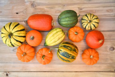Çeşitli kabaklar ve squashes ahşap arka plan üzerinde