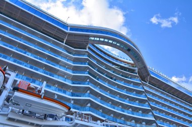 Dominika, Caribbean - 24 Şubat 2017: Royal Princess gemisi Roseau limana demirledi. Royal Princess Princess Cruises satır tarafından işletilmektedir ve 3600 yolcu kapasitesi