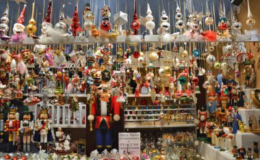 Münih, Almanya - 28 Kasım 2017: güzel eski Noel cam süs eşyaları satmak Noel pazarında Münih, Almanya