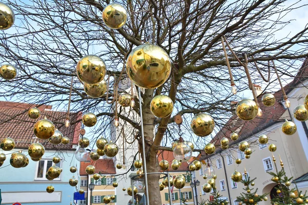 Goldkugeln Hängen Baum Weihnachtsstadtdekoration — Stockfoto