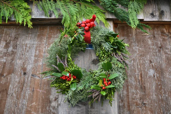 Cerise Noël Couronne Épinette Sur Fond Mur Bois — Photo