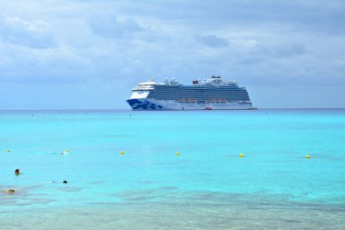 : Eleuthera, Bahamas - 21 Mart 2017: Prenses Cays görünümünden Royal Princess gemi denizde demir attı. Royal Princess Princess Cruises tarafından işletilmektedir.