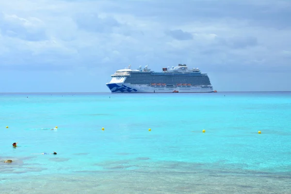 伊柳塞拉 巴哈马 2017年3月21日 从公主珊瑚礁的看法在皇家公主船停泊在海上 皇家公主由公主邮轮经营 — 图库照片