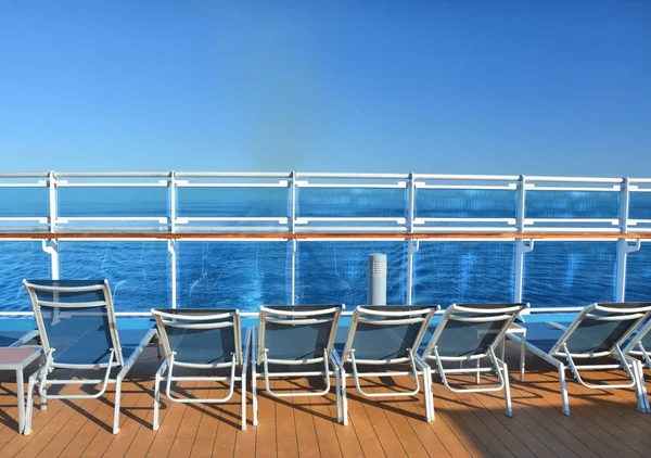 Sonnenliegen Auf Dem Offenen Deck Des Kreuzfahrtschiffes Mit Meerblick — Stockfoto