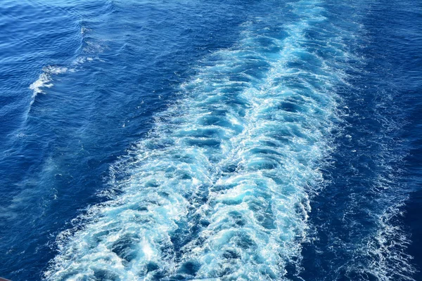 カリブ海でのクルーズ船の航跡 — ストック写真