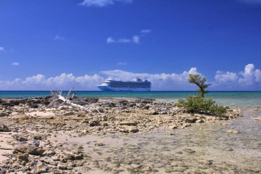 Eleuthera, Bahamas - 9 Şubat 2014: Crown Princess gemisi denizde demirlemiş Eleuthera kıyıdan görünüm