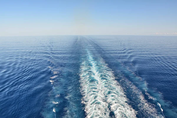 カリブ海にクルーズ船の航跡 — ストック写真