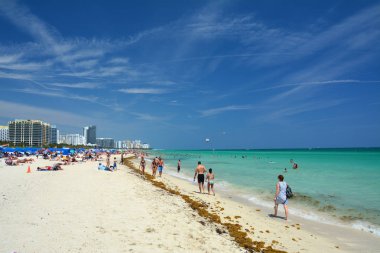 Miami Beach, Amerika Birleşik Devletleri - 1 Nisan 2017: İnsanlar, South Beach sahilinde mükemmel hava keyfini çıkarın.