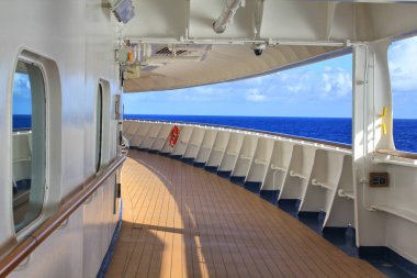 Güverte yolcu gemisinde denizde yürüyüş