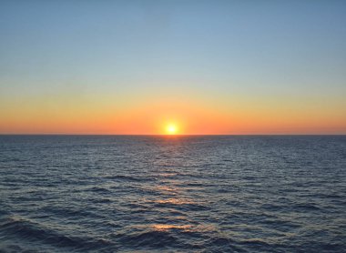 Hint Okyanusu üzerinden günbatımı