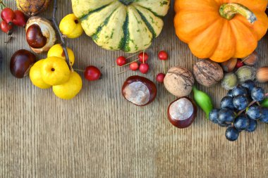 Kabaklar, meyve ve fındık ahşap doku ile sonbahar arka plan
