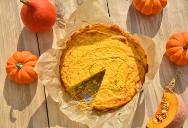 Ev kabak cheesecake yaptı. Düz yatıyordu