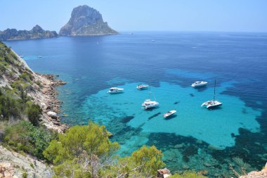 Es Vedra Ada'lardan biri Ibiza Adası'nda Balear Denizi