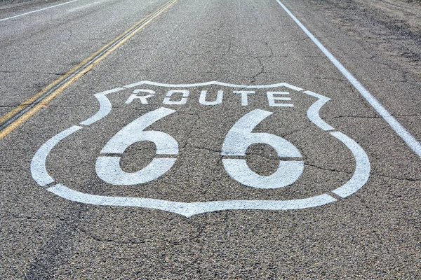 Route Yolda Boyalı Işaret — Stok fotoğraf