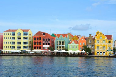 Willemstad, Curacao - 27 Mart 2017: Waterfront Willemstad, Caribbean.The şehir merkezi renkli evleri ile Unesco Dünya Mirası olan.