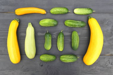 Yaz squashes ve salatalık ahşap arka plan üzerinde. Su kabakları aile