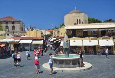 Rhodes, Yunanistan - 14 Temmuz 2016: Hipokrat Rodos tarihi eski şehrine meydanda